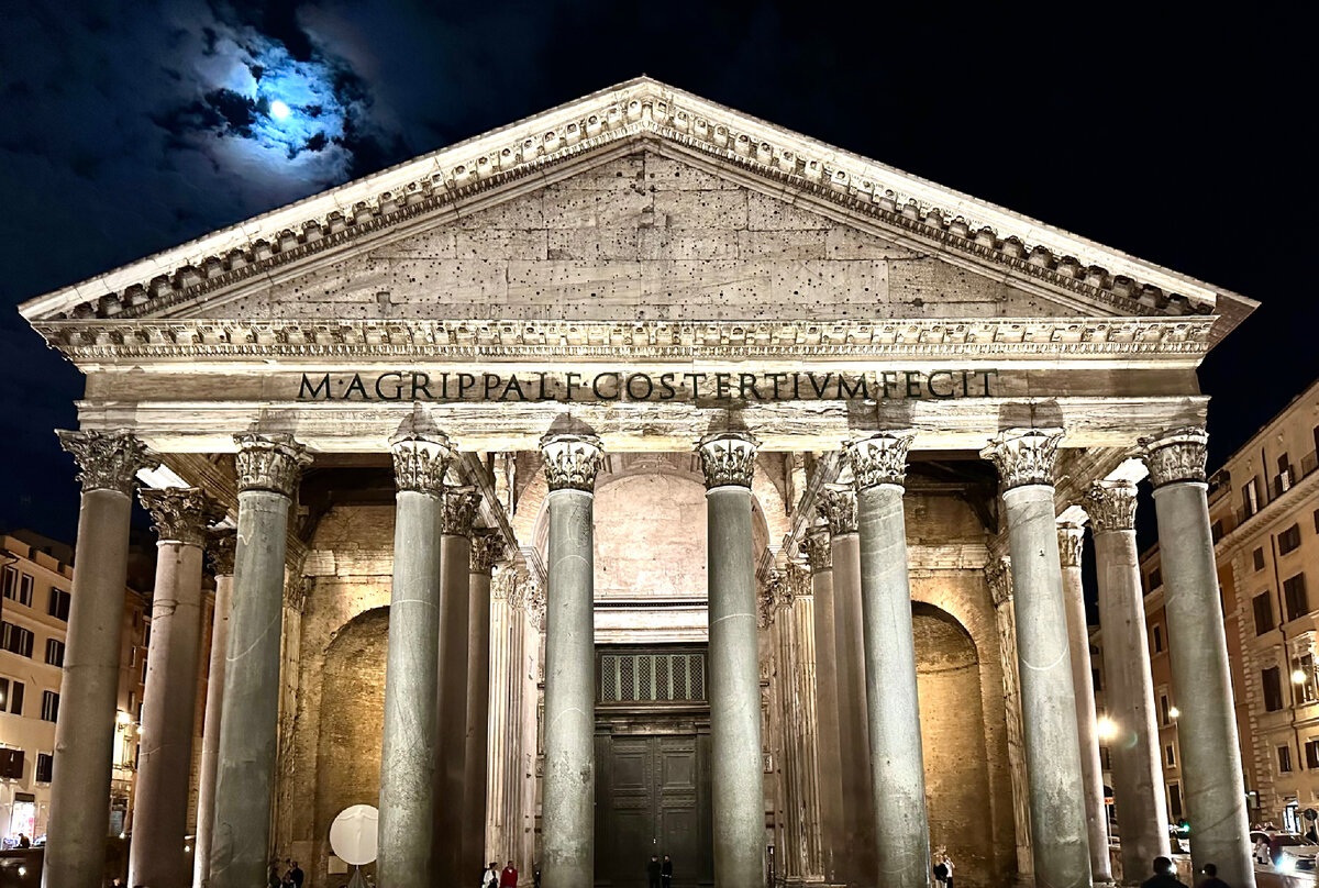 Вид на ночной Пантеон. Надпись на фризе осталась прежней - показывая преемственность императора. Фото автора