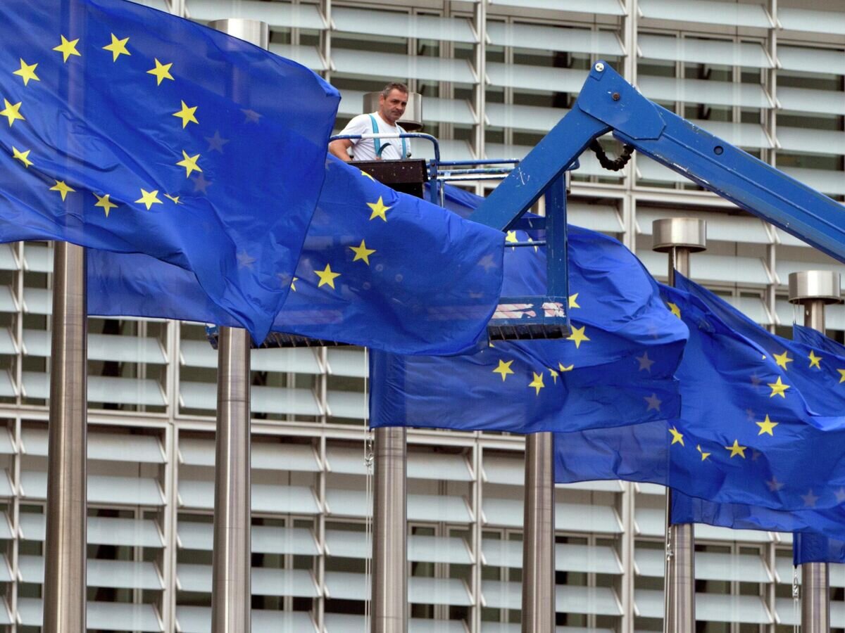    Флаги ЕС у здания штаб-квартиры организации в Брюсселе© AP Photo / Virginia Mayo