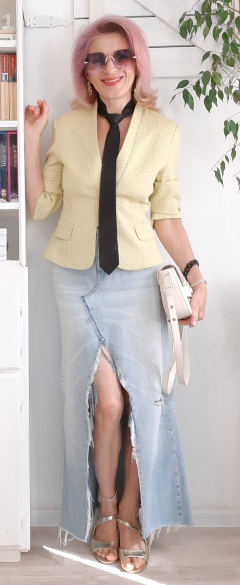 Галстук и жакет из секонд-хэнда.