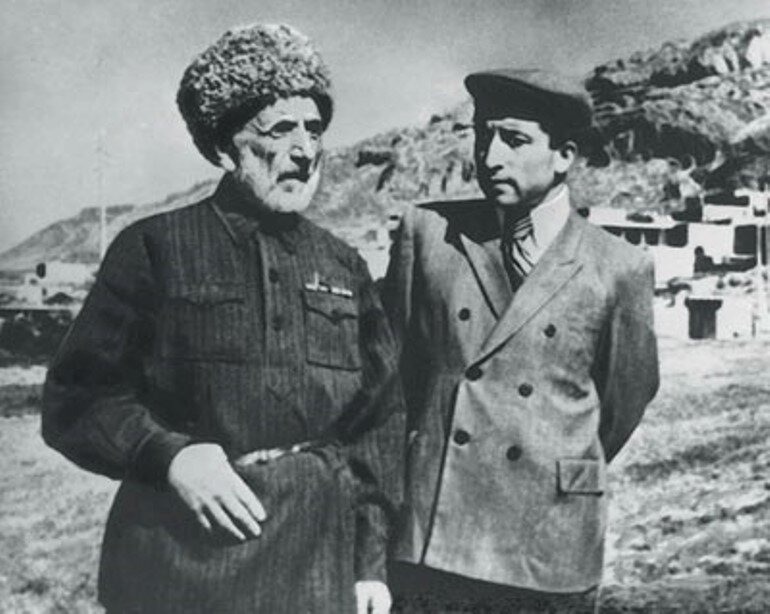 Расул Гамзатов с отцом Гамзатом Цадаса . Фото: wikipedia.org