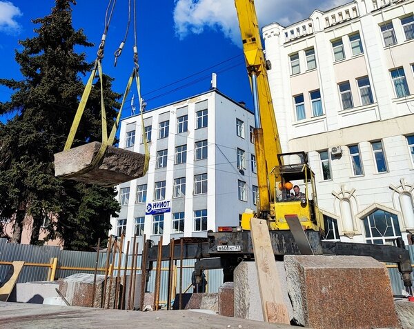     На площади Ленина в Иванове начали монтировать постамент под памятник вождю