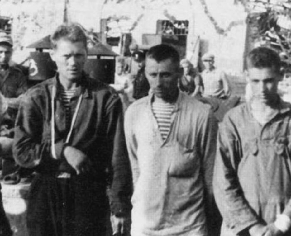 Советские моряки из состава экипажа танкера "Туапсе". Источник https://avatars.dzeninfra.ru/get-zen_doc/9716076/pub_64458f8b4f7f264a5ad191fa_64458fbe0ae8f9044cf3301c/scale_1200