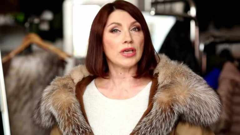 Однако вместо того, чтобы обсудить заданную тему или задать Розе вопросы, подписчики принялись обсуждать ее снимок. Он, кстати, архивный. Под постом Сябитовой скрестили шпаги поборники морали и те, кто не видят ничего плохого в том, чтобы взрослая женщина демонстрировала свою сексуальность. «Роза, как психолог могу сказать — такая подача себя публике не привлечет к вам приличных состоявшихся женщин», «Роза, это не ваш образ. Рядом Лариса и Василиса, прислушайтесь к их советам. Барышни с прекрасным чувством юмора и вкуса», «Фото ужасное, надо спрятать и никому не показывать», «Что за поза?» — не стесняясь, высказывают Розе Сябитовой любители покритиковать все и вся.