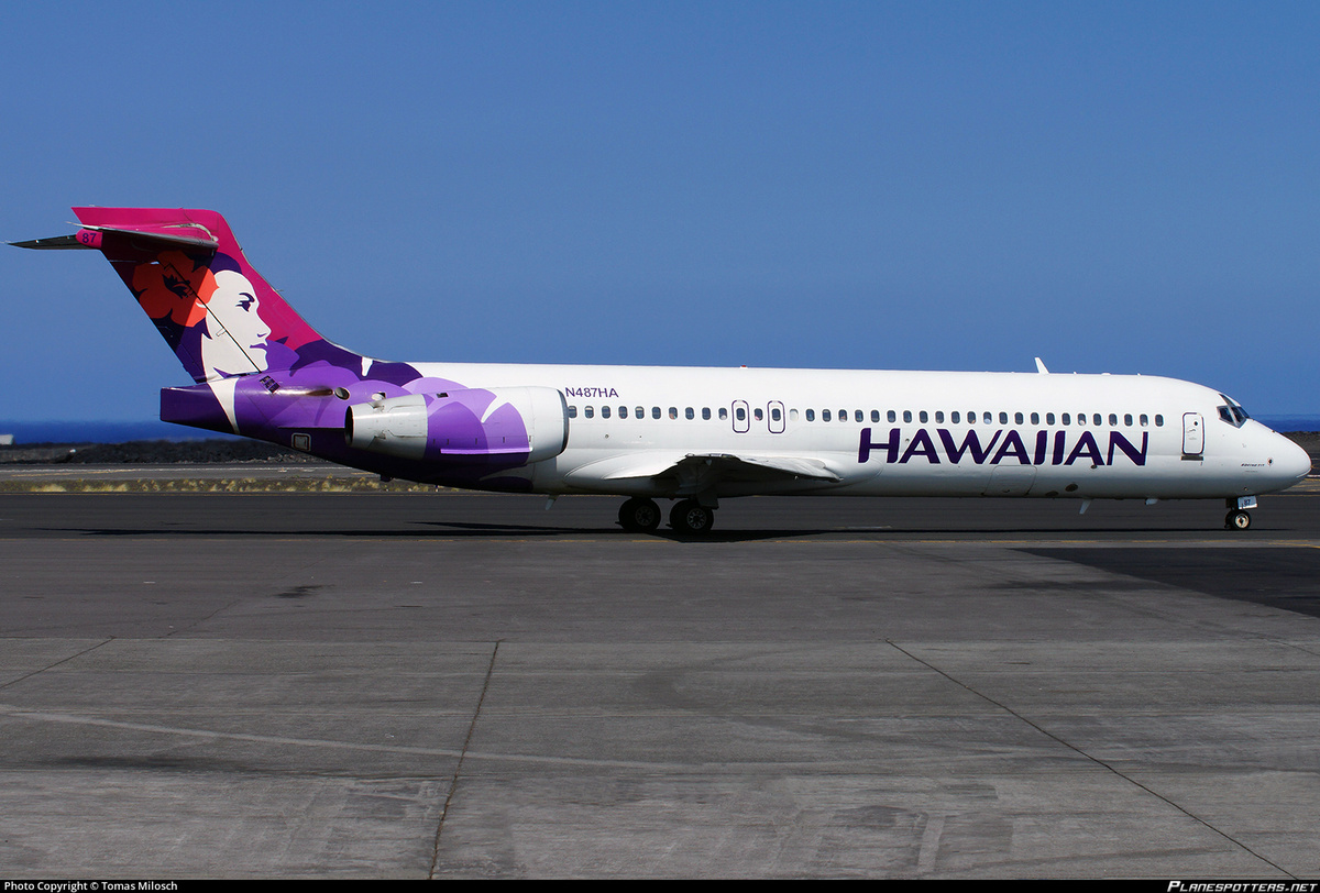 На березень 2018 року в парку Hawaiian Airlines 20 літаків Boeing 717-22A середнім віком 16,2 року, використовуваних для польотів між островами