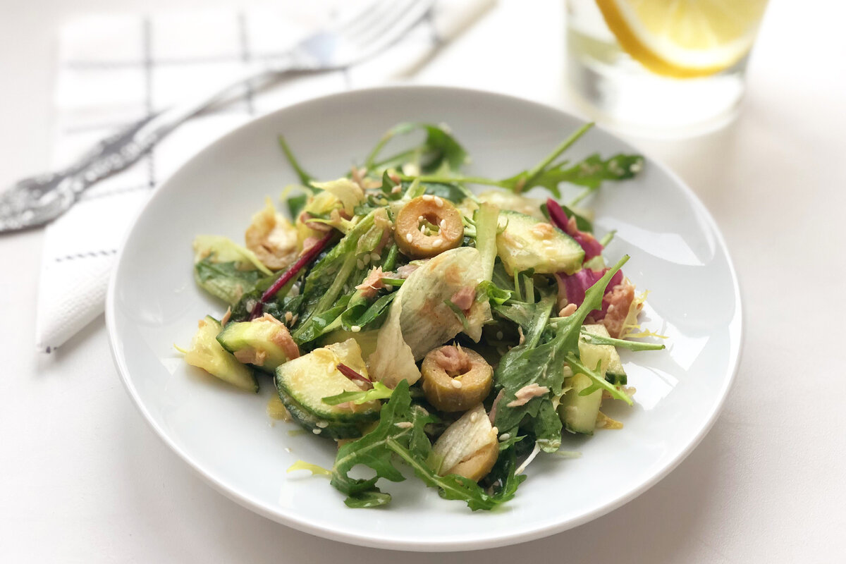 блюда из тунца и авокадо. авокадо с тунцом. салат с тунцом и авокадо. авокадо с тунцом. салат из тунца с авокадо и огурцом.