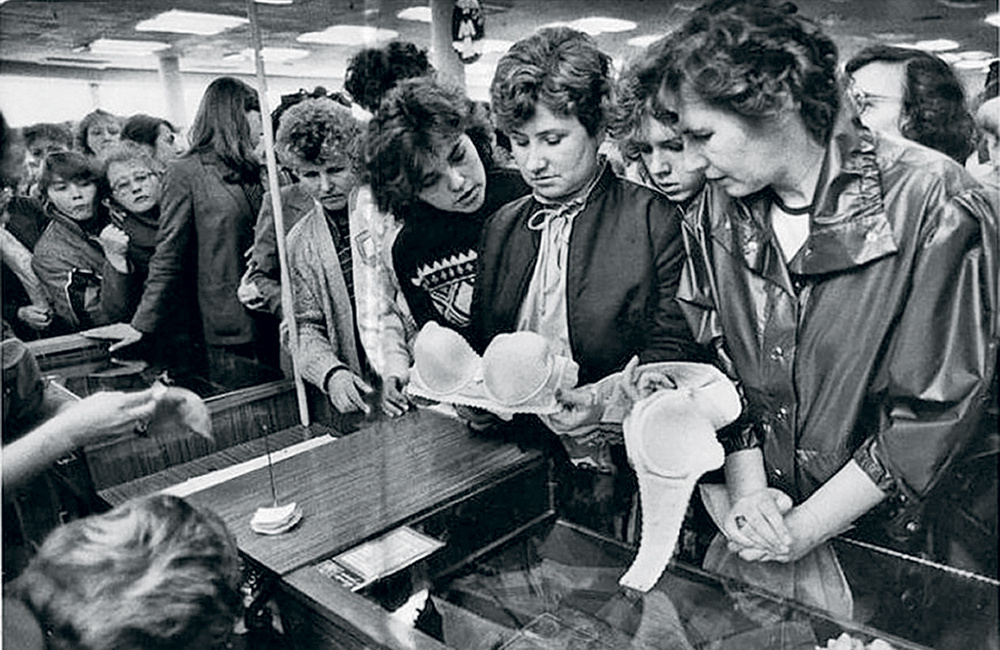 Женщины в очереди за нижним бельем