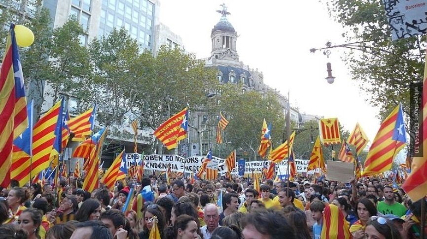 В испанском городе Барселона проходит массовая акция протеста, участие в которой принимают более 300 тысяч человек.