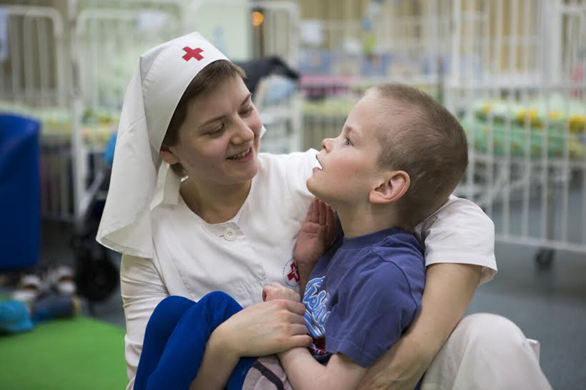 Социальная помощь детям сиротам. Помогать детям в больнице. Больничные сироты. О милосердии. Дети-сироты и дети оставшиеся без попечения родителей.