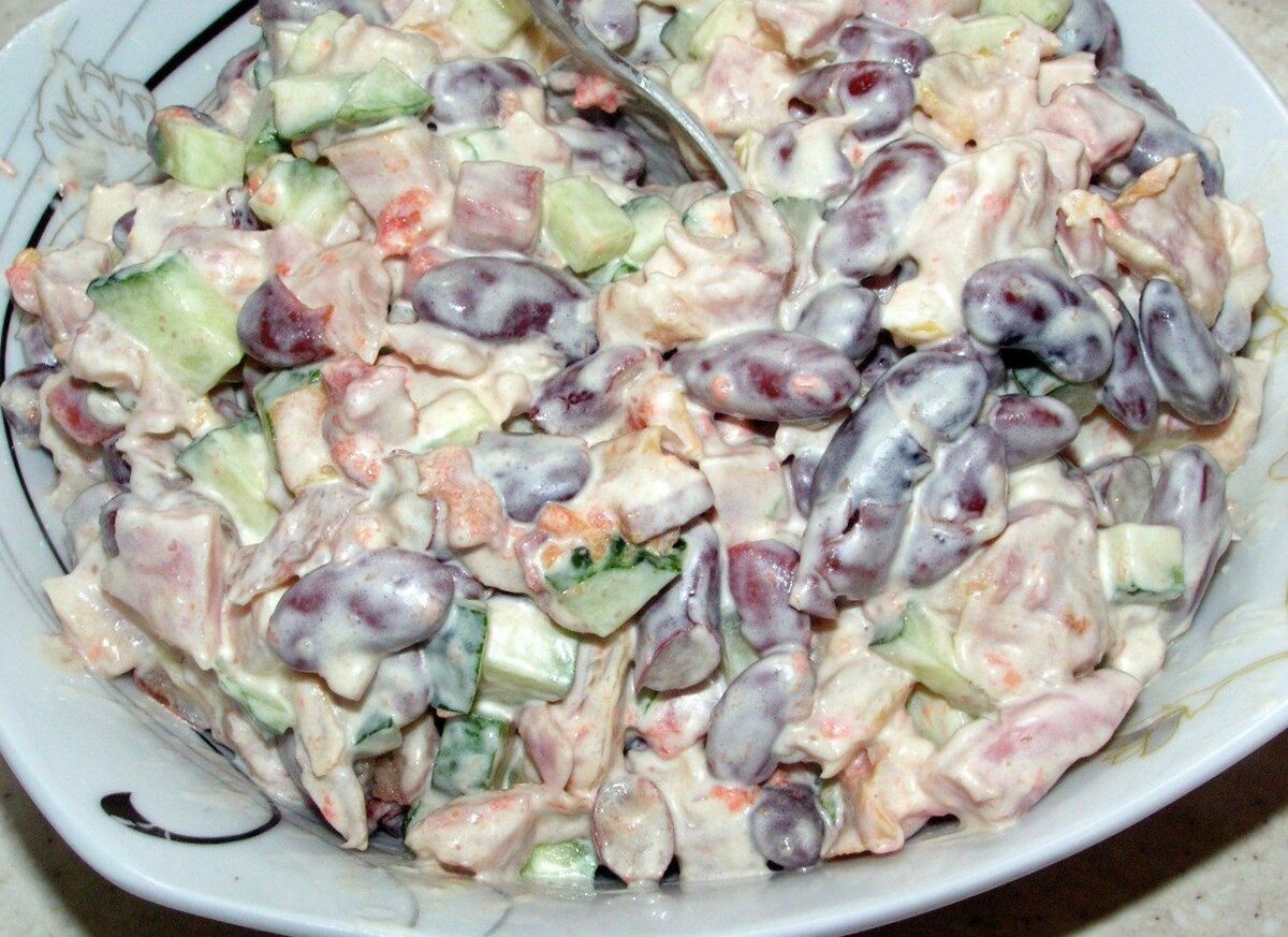 Салат с копченой курицей с фасолью рецепт с фото