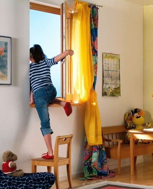 Фото: распахнутое окно – путь в детскую травматологию