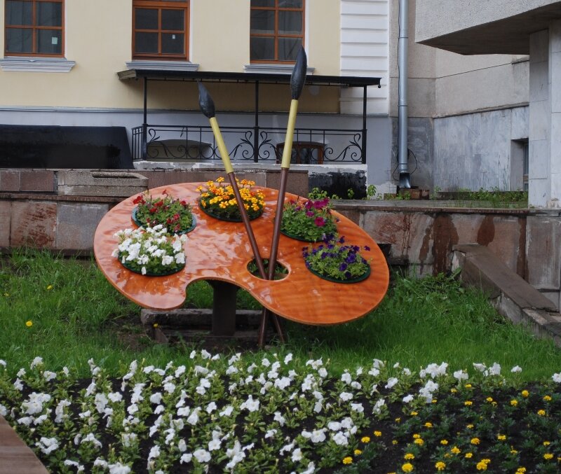 Музеев в Вятке много, я даже не ожидала, что их так много.
Но о тех, где мы побывали - я расскажу, но все в один пост не поместятся.
Меня покорил местный художественный музей им. Васнецовых. Около него вот такая симпатичная клумба и памятник братьям Васнецовым.

