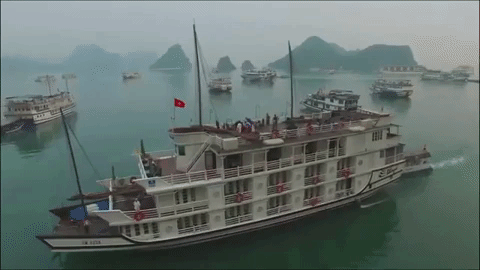корабль "Golden Sun Cruise Halong" в бухте Халонг