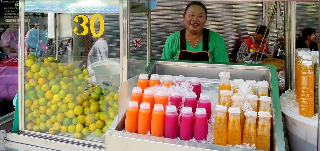 Я бы не рискнул пить такой сок. Смотрите снизу лёд, а гарантии того, что в +40° горловина будет охлаждаться - нет. Значит за целый день сок может стать испорченным. Чем больше тара при таком подходе, тем выше вероятность заслужить пищевое отравление