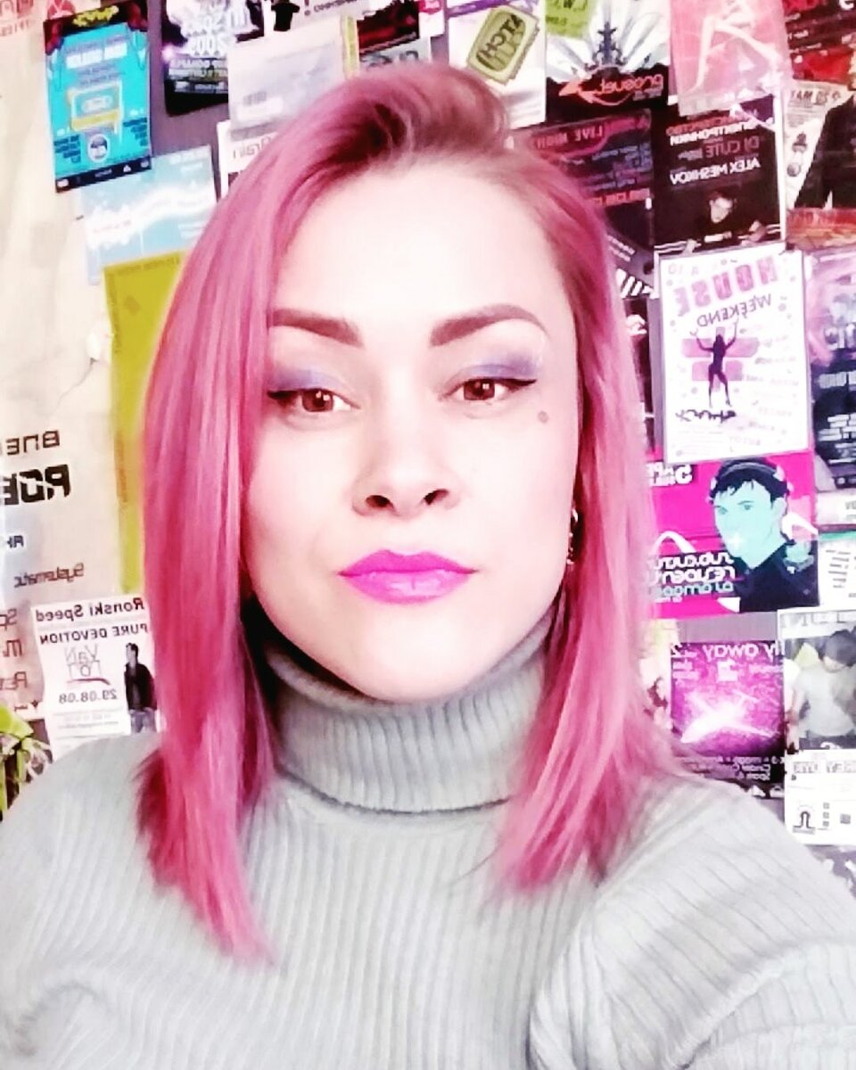 Text4Insta Bot ☮️ Я к вам с миром!!!
⠀
✌️ Хочу познакомиться с вами, дорогие читатели!!! Пол года веду свой блог в Инстаграм, решила, что пора развиваться дальше и вот, теперь я здесь!!
⠀
👉🏼 Расскажу немного о себе! 
✔️ Александра
✔️ 29 лет
✔️ Замужем
✔️ Парикмахер
✔️ В детстве НЕ ела козявки
✔️ Мечтала стать певицей, парикмахером или картежницей
✔️ В жизни ломала только одну кость
✔️ Познакомилась с мужем, когда училась в 9 классе
✔️ Коуч мегакрутого проекта #ХакниСеть
✔️ Прочитала "Преступление и наказание" три раза
✔️ Делала пластическую операцию
✔️ Не люблю каши