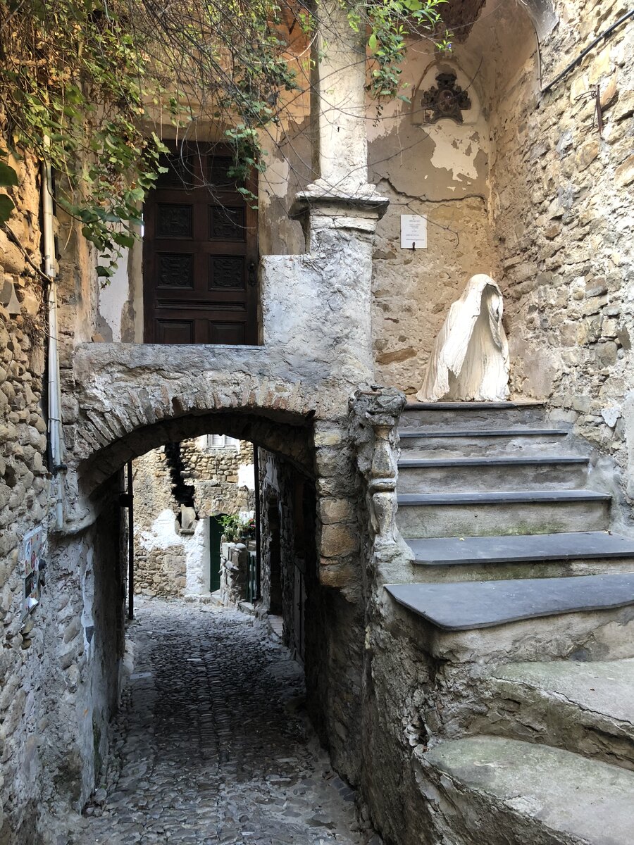 Вход в наше жилище при свете дня