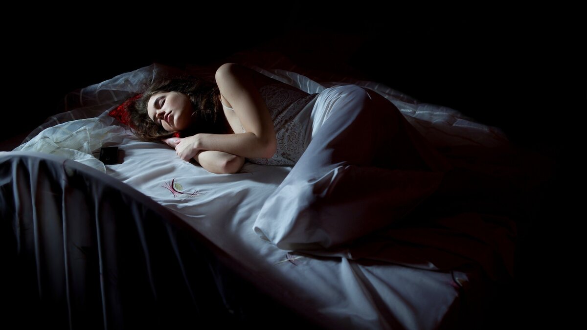 Спящая женщина в кровати (42 фото)
