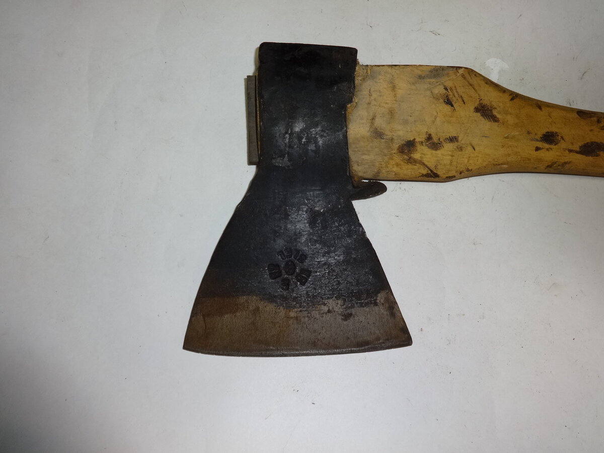 Заточка лезвия данного топора сделана в виде линзы.