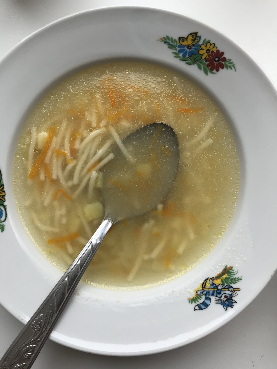 Тарелка с супом и ложкой