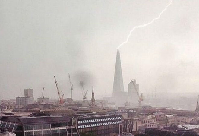 Посетители смотровой площадки на 72-м этаже лондонского небоскреба Shard были, конечно, напуганы, когда здание над ними «взорвалось» от разряда молнии. В своем твиттере один из очевидцев признался, что зрелище было как в фантастическом кино. Но никто не пострадал, никакого ущерба зданию причинено стихией не было.  