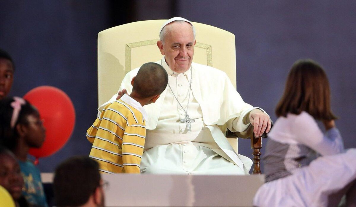 Католический священник и дети. Католическая Церковь папа Римский. Папа Римский католик. Ватикан папа Римский. Папа Римский Франциск дети.