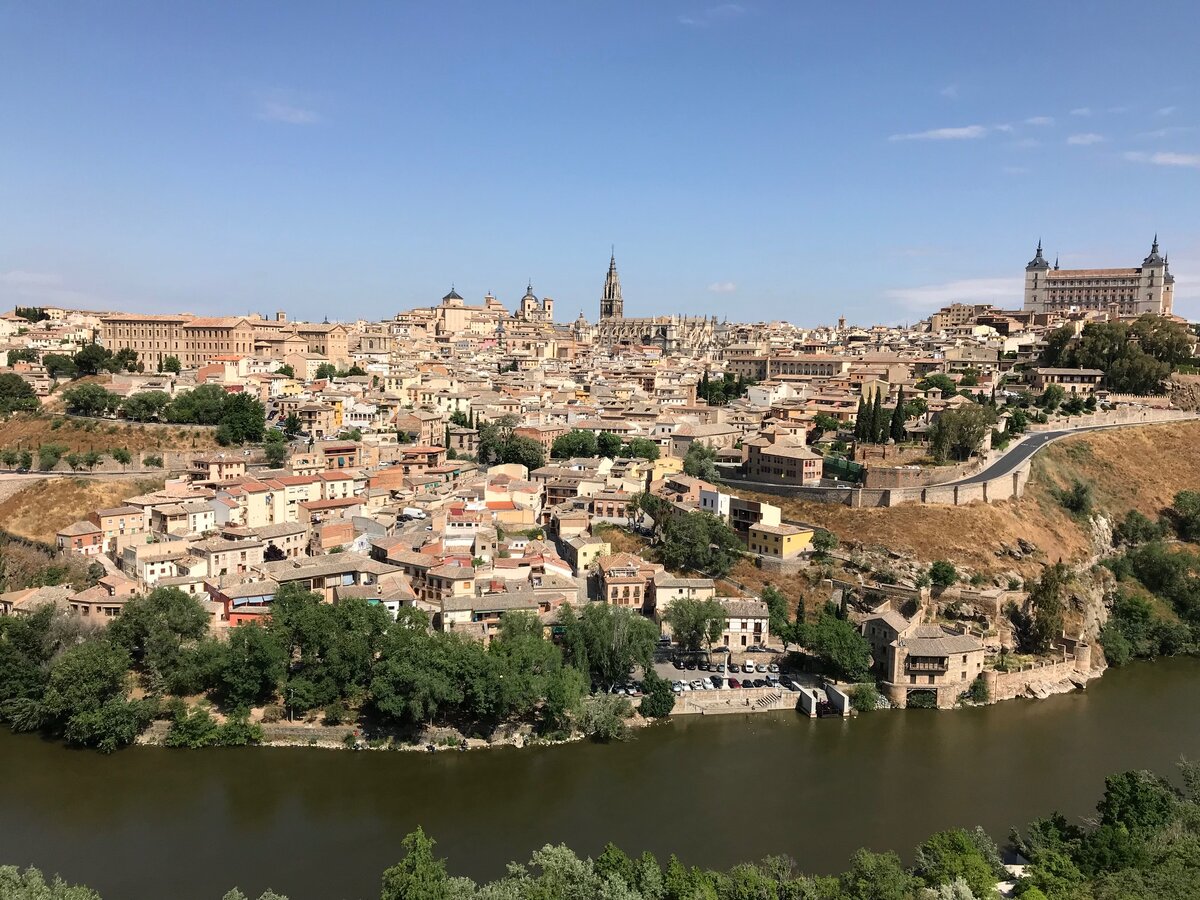 Вид на города со смотровой площадки Mirador del Valle