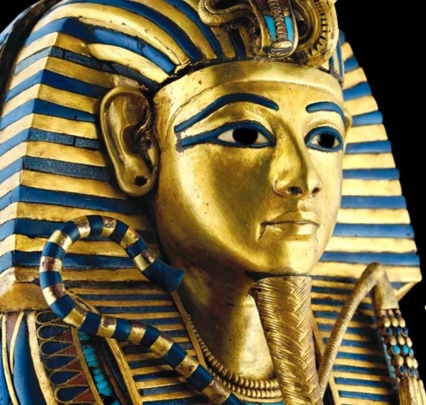 Скульптура фараона на погребальном саркофаге в гробнице.