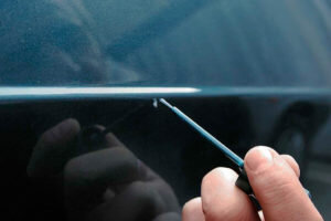 Процесс ремонта сколов на капоте автомобиля