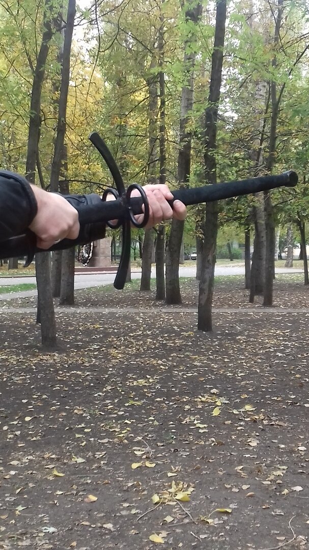 Обратите внимание - вот он, обратный хват двуручного меча! ))