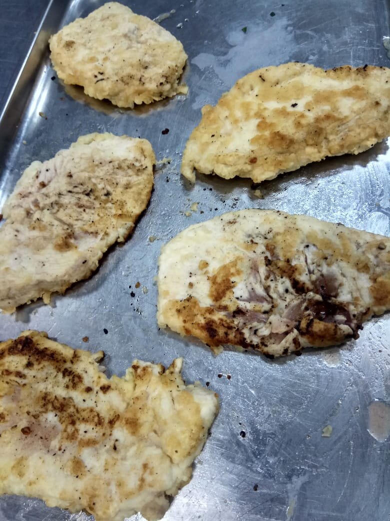 на фото видно что мясо сырое в нутри, так и должно быть