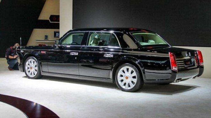 Сбоку это Rolls-Royce Phantom, сзади – классический Cadillac Eldorado, спереди – ГАЗ-21 «Волга», а все вместе это FAW HongQi HQE – автомобиль, созданный для генерального секретаря КНР.-2