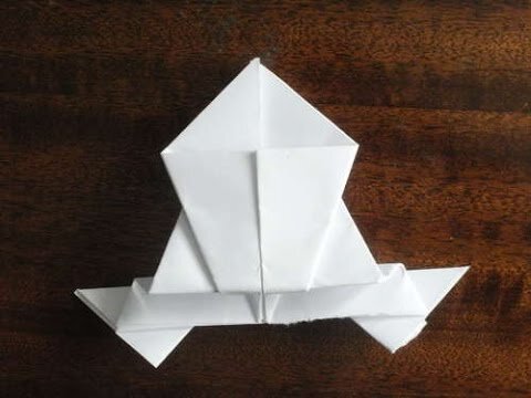 лягушка оригами. прыгающая лягушка из бумаги origami frog jumping frog made of paper