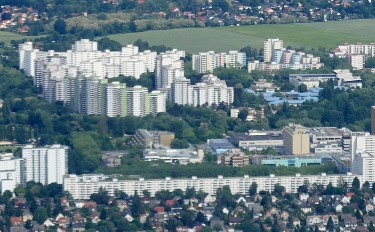 Район Меркишес-Фиртель с юга. На переднем плане видны «нормальные» жилые дома.