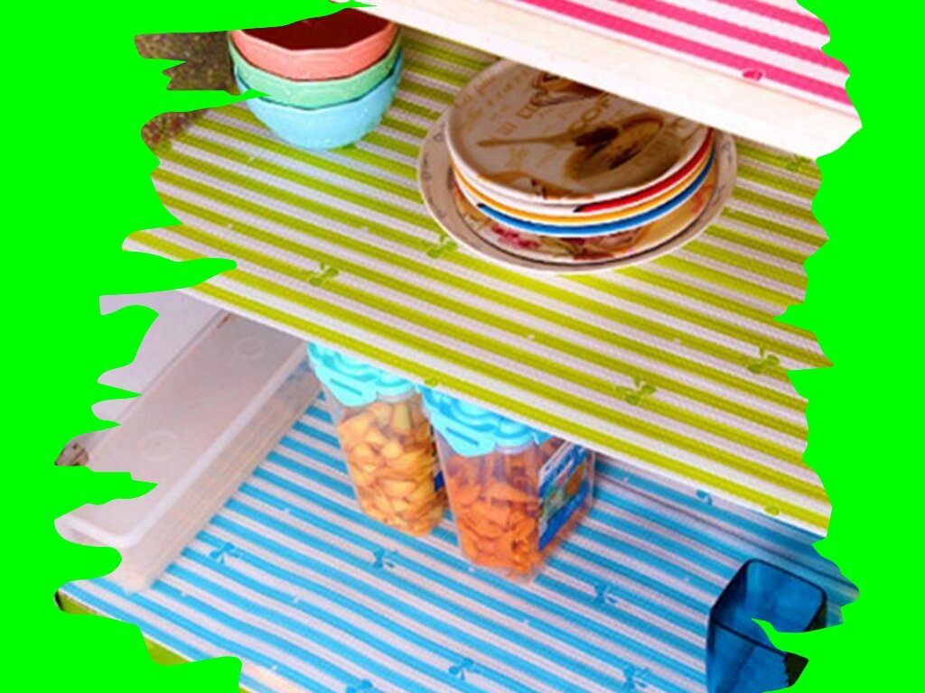 Сохранить чистоту в кухонном шкафу можно, застелив их