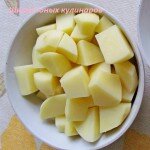 1. Картофель очистить, помыть и нарезать кубиками. 