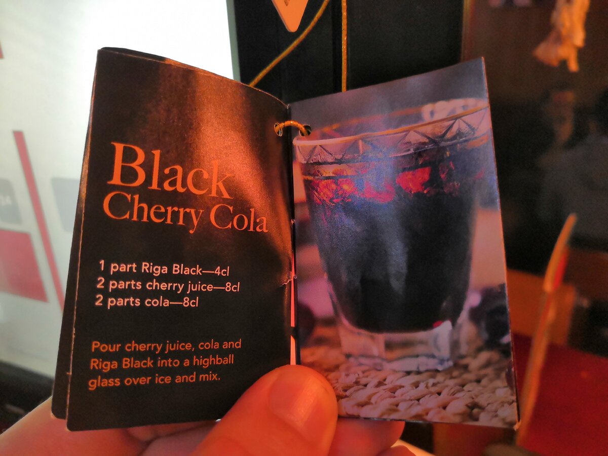 На каждой бутылке есть своя шпаргалка с коктейлями 