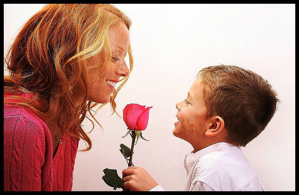 Сын восторге. Мальчик дарит цветы маме. Ребенок дарит цветы маме. Цветы для мамы. Дети поздравляют маму.