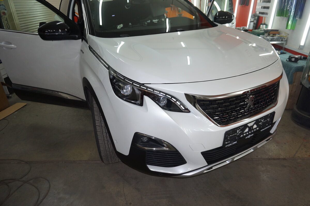 Шумоизоляция пежо 5008 - одни из главных факторов комфорта. Большой уровень шума  в автомобиле влияет на повышенную утомляемость и внимание водителя.  Это особенно ощутимо на высоких скоростях при движении по трассе. Поэтому в авто представительского класса скорость не ощущается. Качественная шумоизоляция авто позволяет раскрыться звучанию аудиосистемы. Эффект от шумоизоляции автомобиля зависит, в первую очередь, от правильности нанесения изолирующих материалов (использование специальных валиков для раскатки, промышленный фен). Второе условие - это правильный подбор шумо- и вибропоглощающих материалов для каждого элемента кузова автомобиля. Третье, но не последнее по значению, условие - это аккуратная разборка и сборка салона автомобиля (специнструмент для демонтажа пластиковых элементов салона).  Наш сертифицированный установочный центр  Шумофф Москва   выполняет услуги полной или частичной шумоизоляции автомобиля независимо от модели! Ведь каждый водитель стремится получить максимум комфорта в своем авто, где будет полное отсутствие посторонних звуков, скрипов и шумов. 