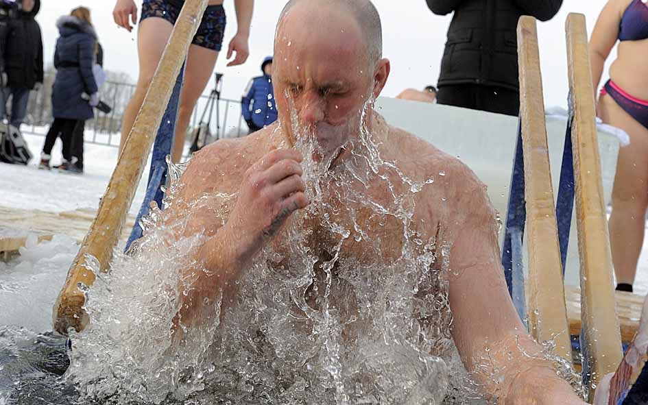 Народ — кремень: в огне не горит, в воде не мерзнет. 