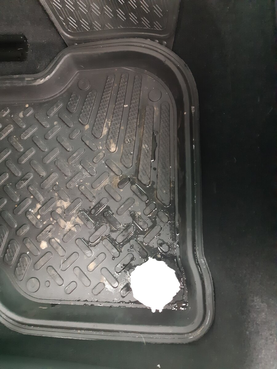 делаем снежок,  кладем его в воду в коврике, он впитывает в себя влагу.