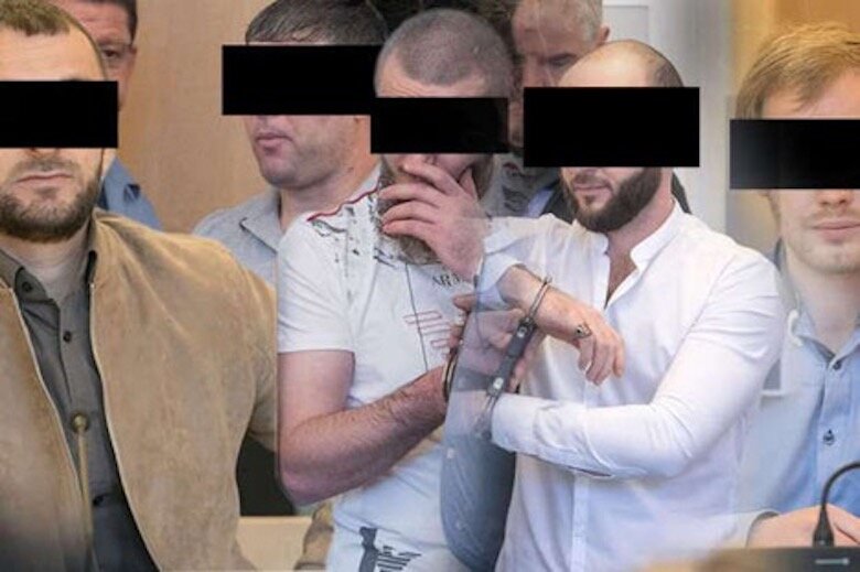 Слева направо Адам З. (30 лет), Ибрагим С. (30 лет), Асланбек У. (28 лет), Иса С. (31 год) и Сергей Р. (28 лет) 