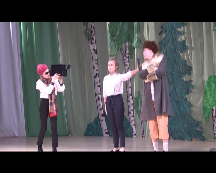 Коллектив ДК Дубитель подвел итоги акции "Рождество добрых дел". На сцене торжественно вручены рождественские подарки ветеранам- инвалидам. Затем образцовый детский театр " Преображение" подарил зрителям спектакль "Старомодные чудеса".