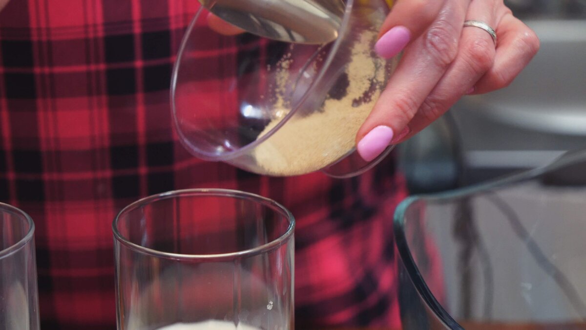 В тёплое молоко (150мл) добавляем сахар (2ст.л.), сухие дрожжи (7г.) или свежие (21г.), и хорошо перемешиваем