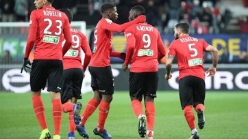 Фото: francefootball.frПремьерой для нового-старого наставника «Монако» стала выездная игра с «Генгамом» в полуфинале Кубка французской лиги. Началась встреча для одноклубников россиянина Александра Головина с удаления Ванкера, но затем последовали два гола в исполнении монегасков. Автором одного из них, как уже сообщалось, стал Головин.
