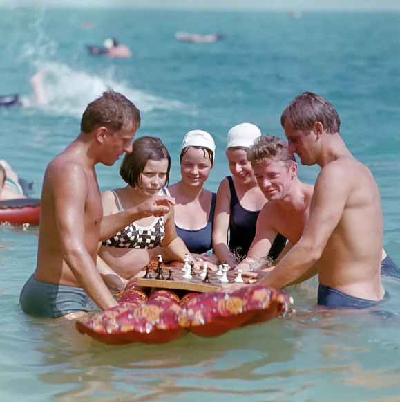 Советские курортники, г. Гудаута. Фото: salvabrani.com