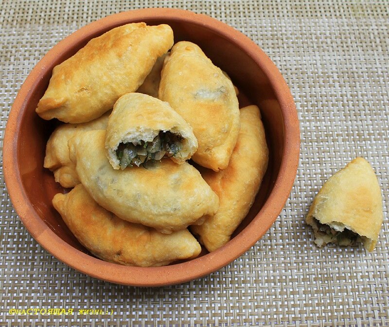 Пирожки печеные с яблоками на сковороде