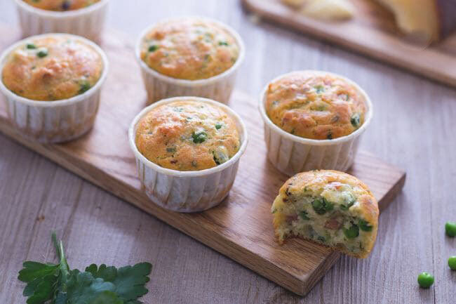 Солёные кексы с горошком и ветчиной