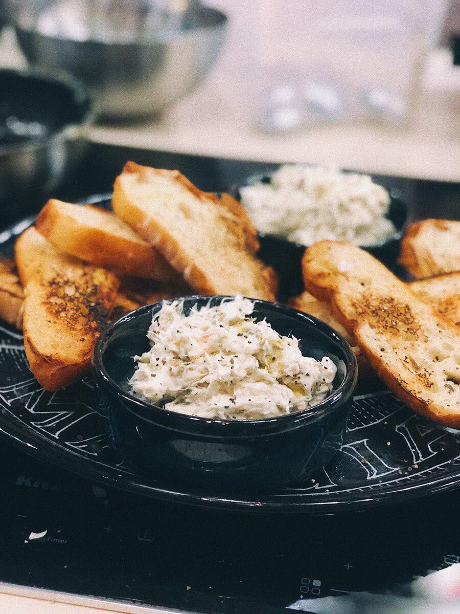 Риет с поджаренным хлебом, приготовленный в Novikov school