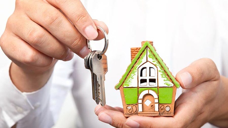 Приватизация жилого помещения – добровольная и бесплатная процедура. В результате нее граждане становятся собственниками занимаемого ими государственного или муниципального жилья. В РФ осталось около 500 000 неприватизированных жилых помещений. Их нанимателям и обслуживающим дома управляющим организациям будет полезна информация о том, как проводится приватизация и к каким изменениям она ведет.