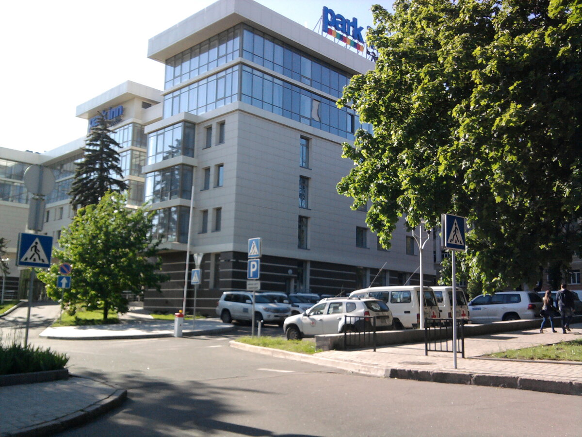 На фото гостиница Park Inn на бульваре Пушкина в Донецке