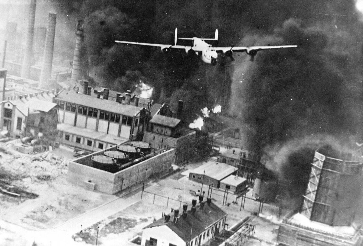 Американский бомбардировщик B-24 Liberator во время одного из первых (неудачных, середина 1943г.) налетов на Плоешти  - основное румынское месторождение нефти. С 1944г. англо-американской авиации удалось практически парализовать нефтяные месторождения и заводы по производству синтетической нефти Третьего Рейха, что имело катастрофические последствия для немецких вооруженных сил. Плоешти ранее атаковали и советские бомбардировщики, но безуспешно. Бомбить нефтяные месторождения очень тяжело: дым даже одной подожженной скважины или резервуара может испортить видимость так, что прицельное бомбометание станет невозможным. Чтобы успешно поражать такие цели, потребовались коворовые бомбежки силами сотен самолетов. (Im. source: Wiki)